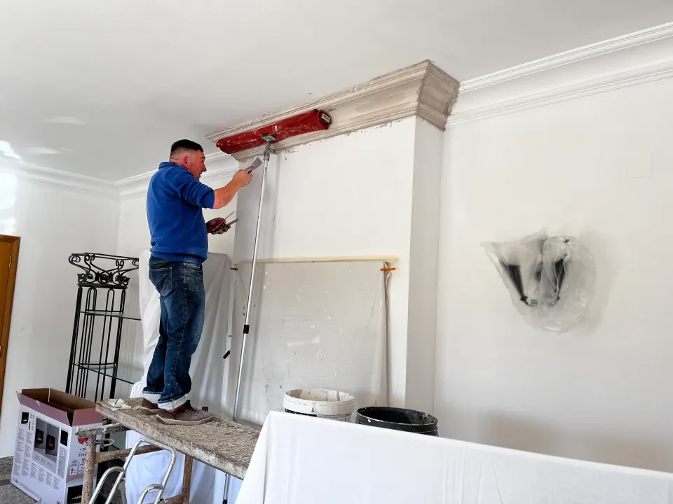 Sala com pilastras em gesso