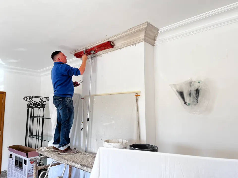 Um profissional da IALOT a montar uma pilastra em gesso