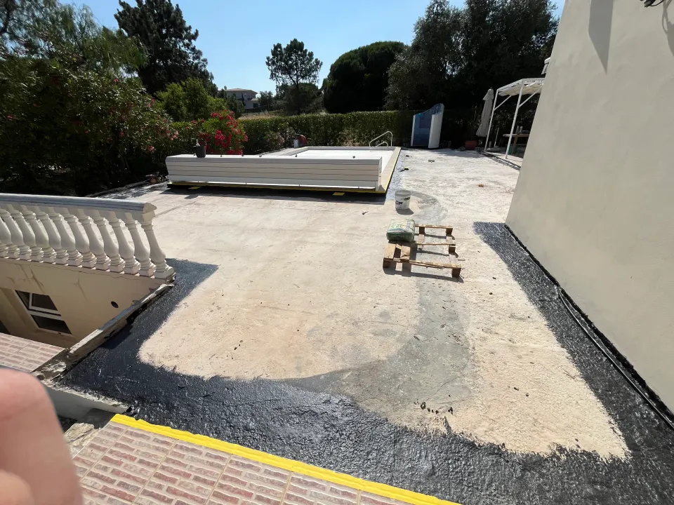 Piscina: pavimento à volta
