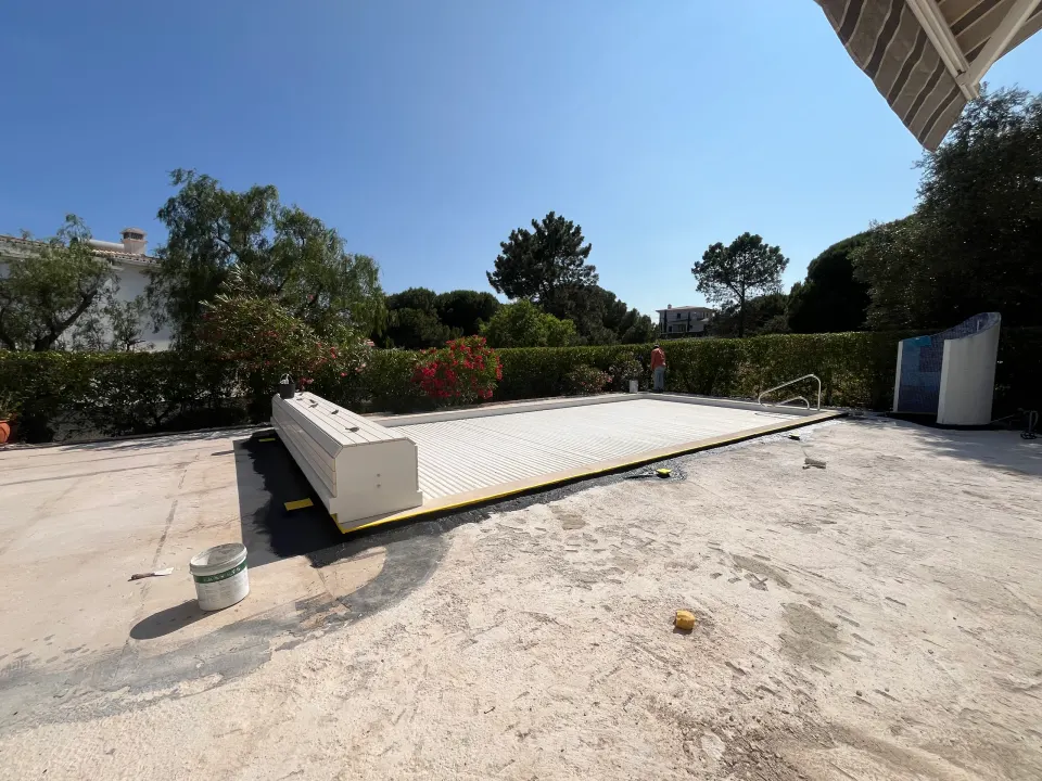 Piscina: pavimento à volta