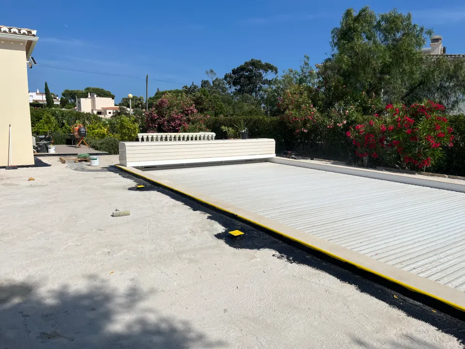 Piscina: pavimento à volta