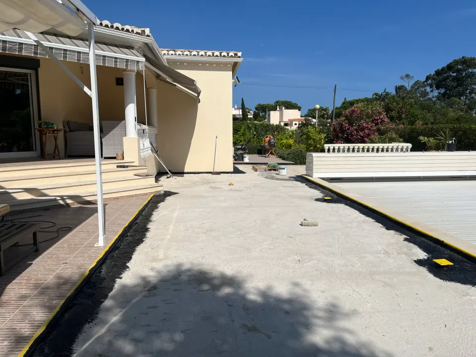 Piscina: pavimento à volta