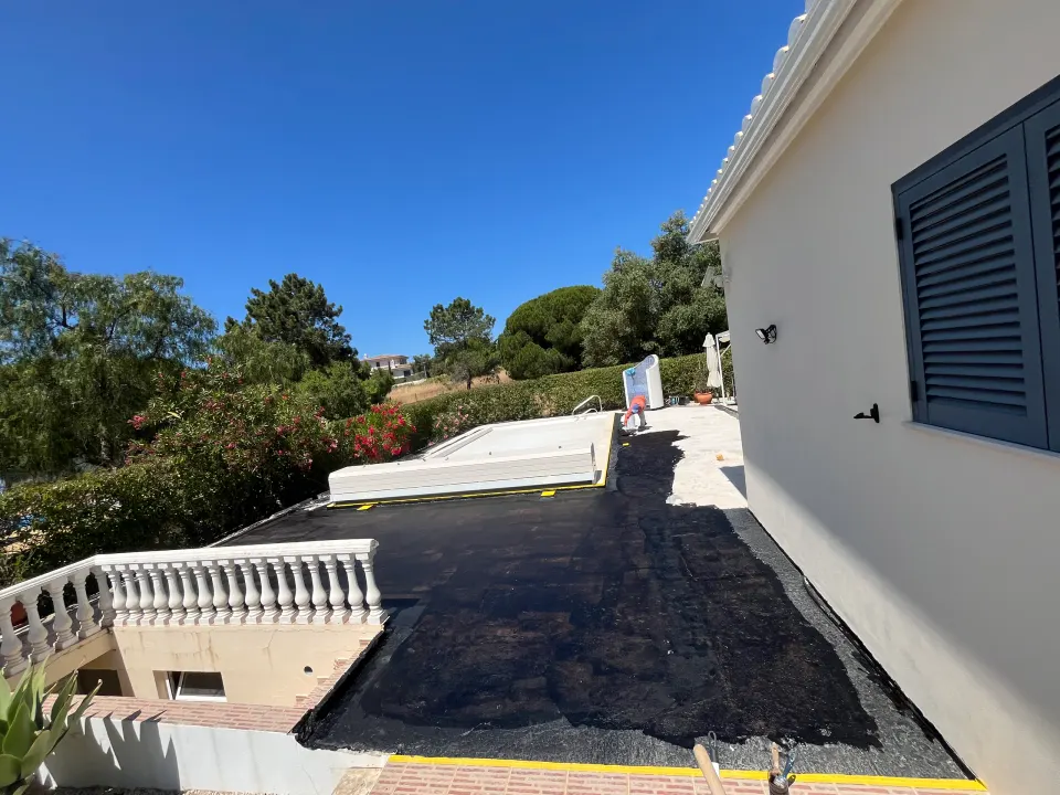 Piscina: pavimento à volta