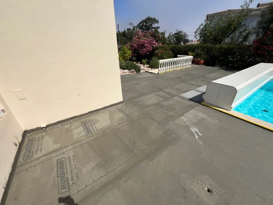 Piscina: pavimento à volta