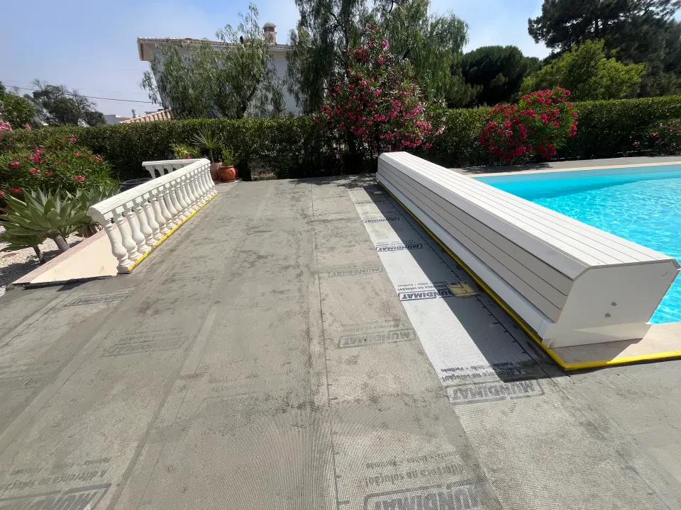 Piscina: pavimento à volta
