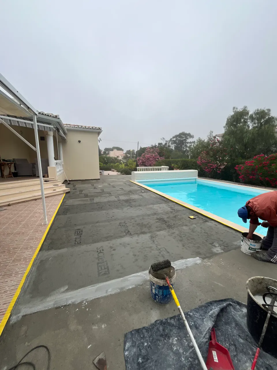 Piscina: pavimento à volta