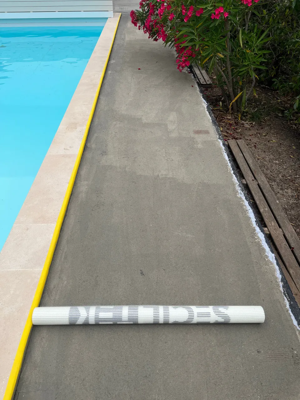 Piscina: pavimento à volta