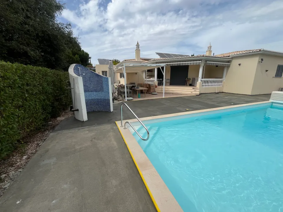 Piscina: pavimento à volta