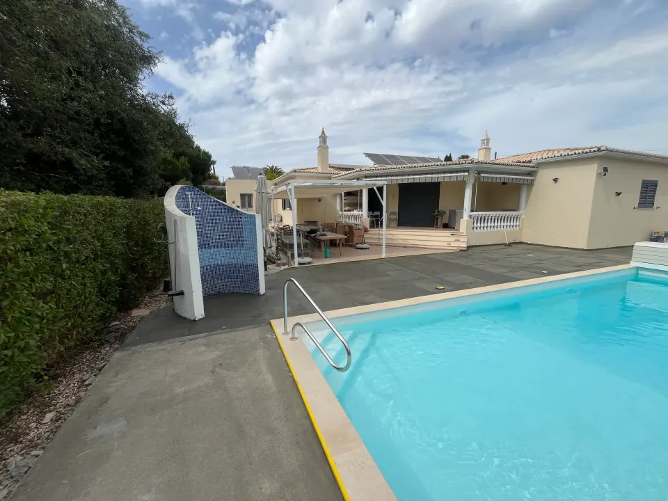 Piscina: pavimento à volta