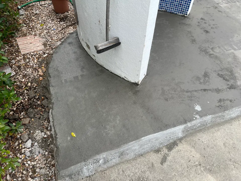Piscina: pavimento à volta