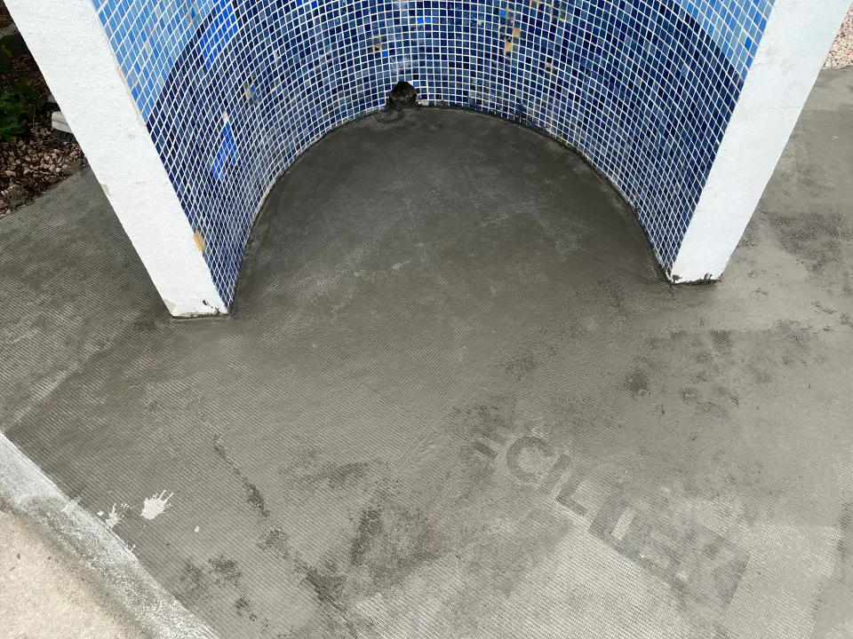 Piscina: pavimento à volta
