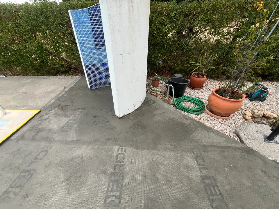 Piscina: pavimento à volta