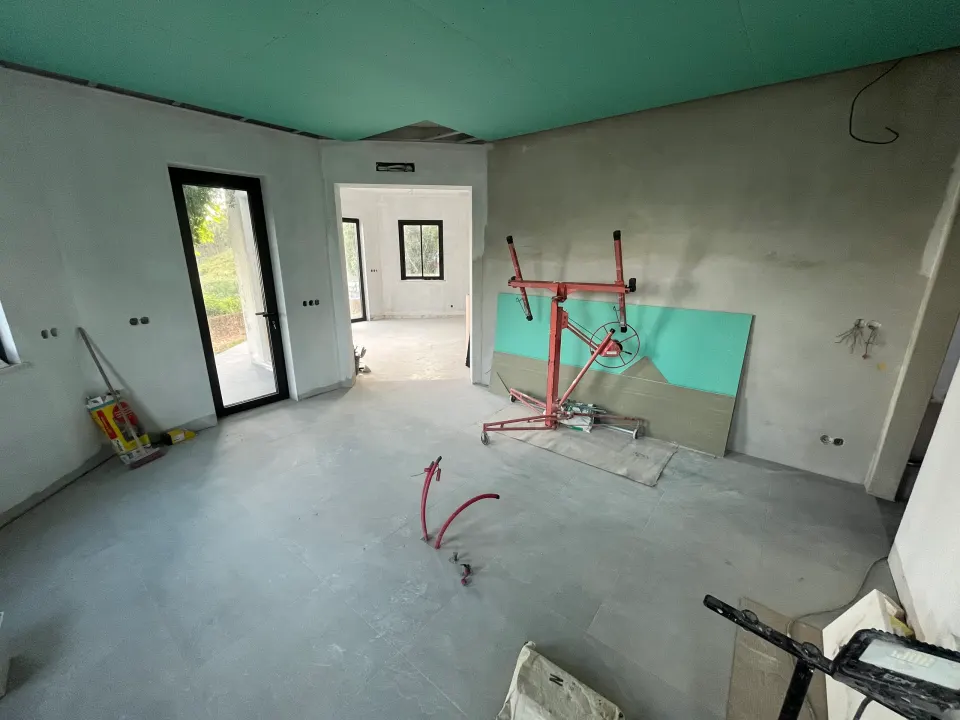 Moradia: entrada, tetos e casa de banho