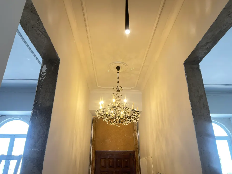 Moradia: entrada, tetos e casa de banho
