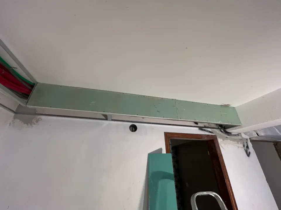 Moradia: entrada, tetos e casa de banho
