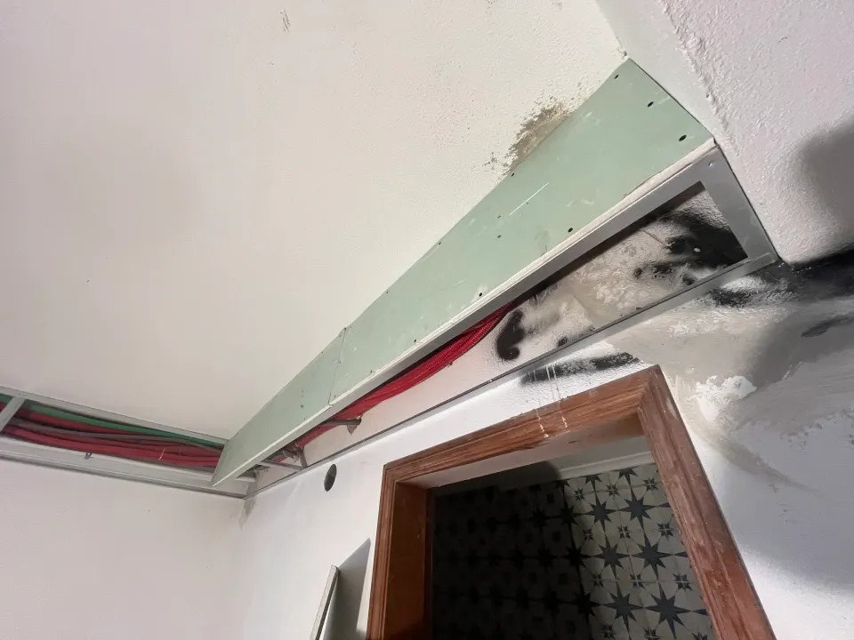 Moradia: entrada, tetos e casa de banho