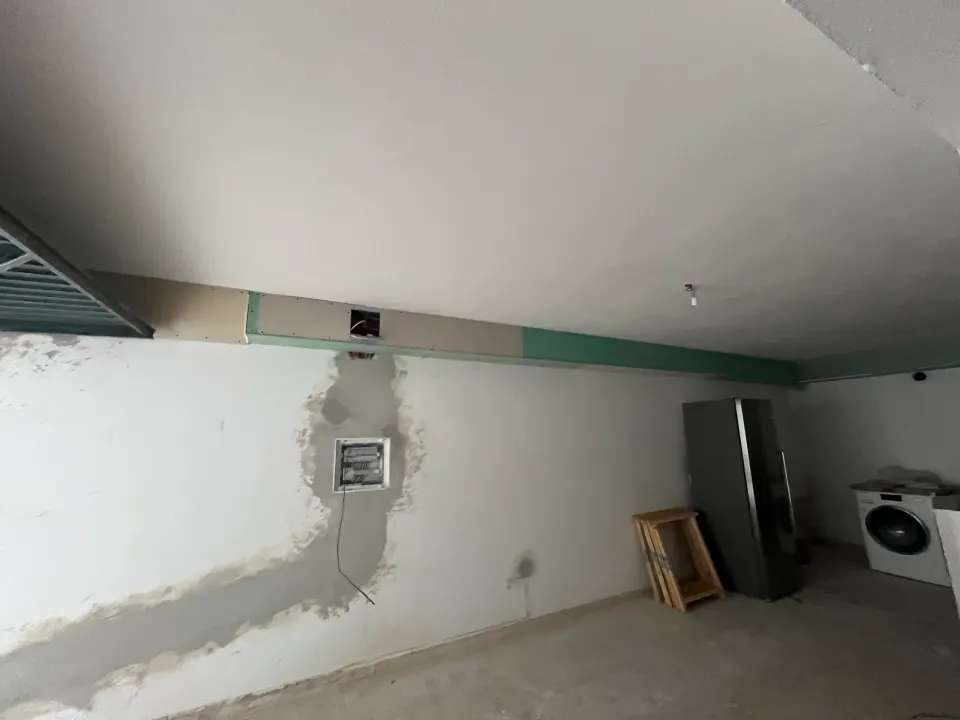 Moradia: entrada, tetos e casa de banho