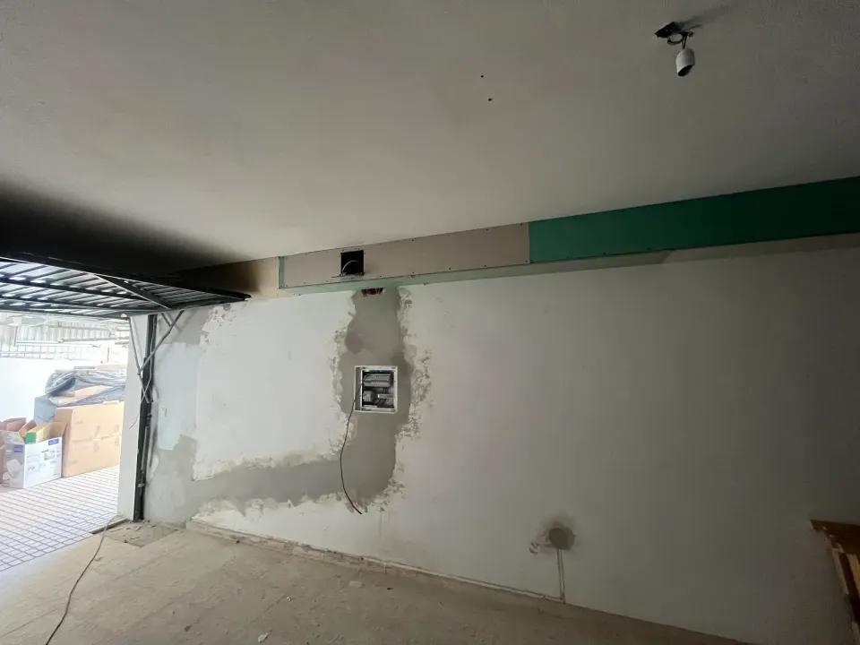 Moradia: entrada, tetos e casa de banho