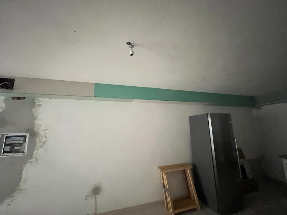 Moradia: entrada, tetos e casa de banho