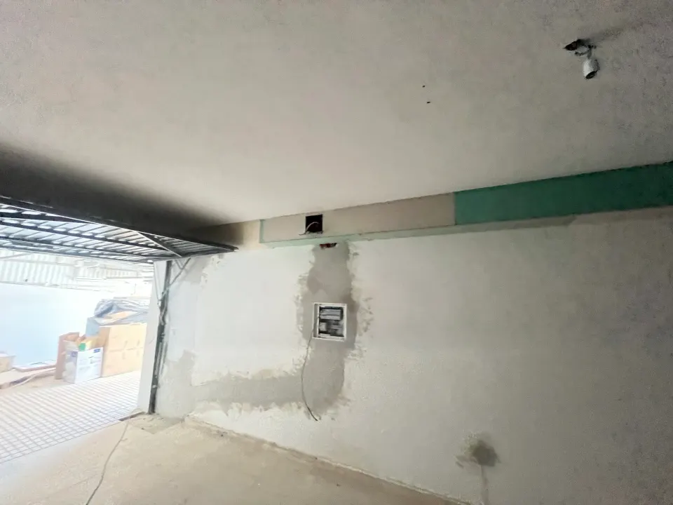 Moradia: entrada, tetos e casa de banho