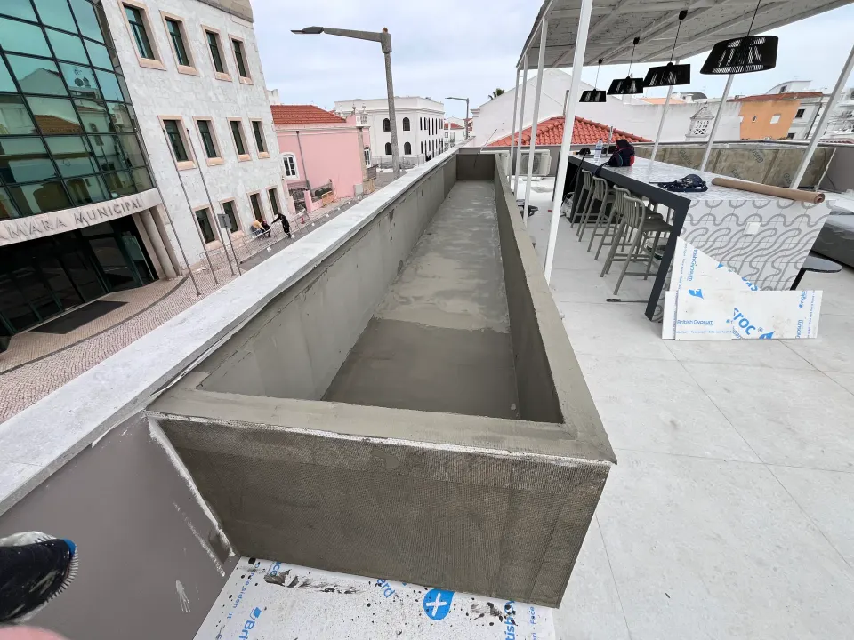 Terraço com floreiras e jacuzzi