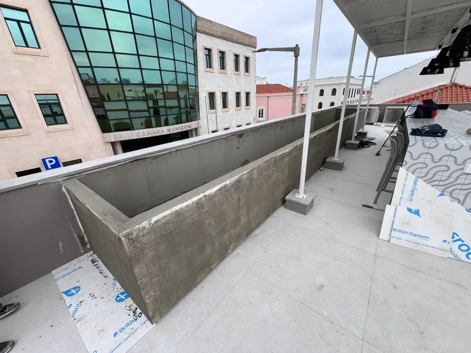 Terraço com floreiras e jacuzzi