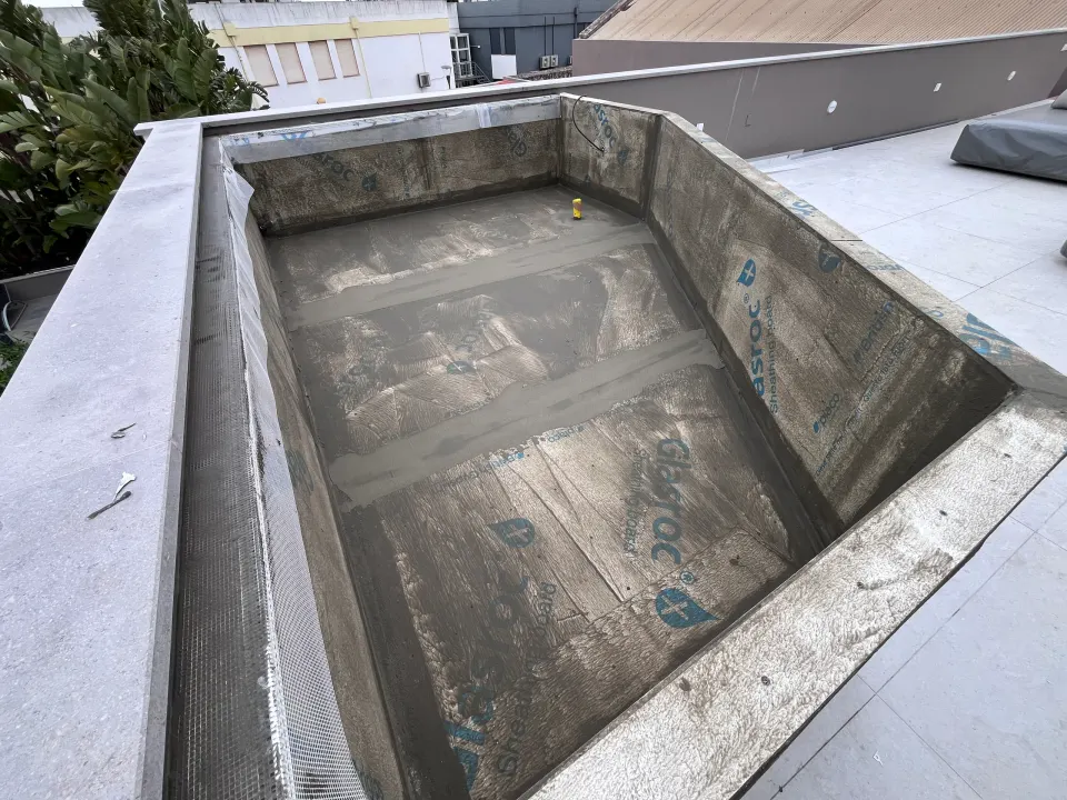 Terraço com floreiras e jacuzzi