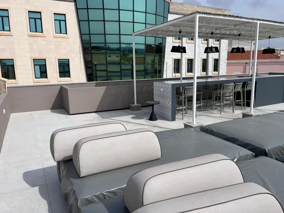 Terraço com floreiras e jacuzzi