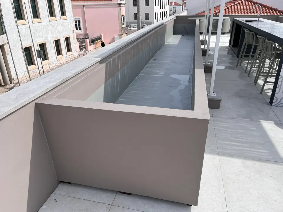 Terraço com floreiras e jacuzzi