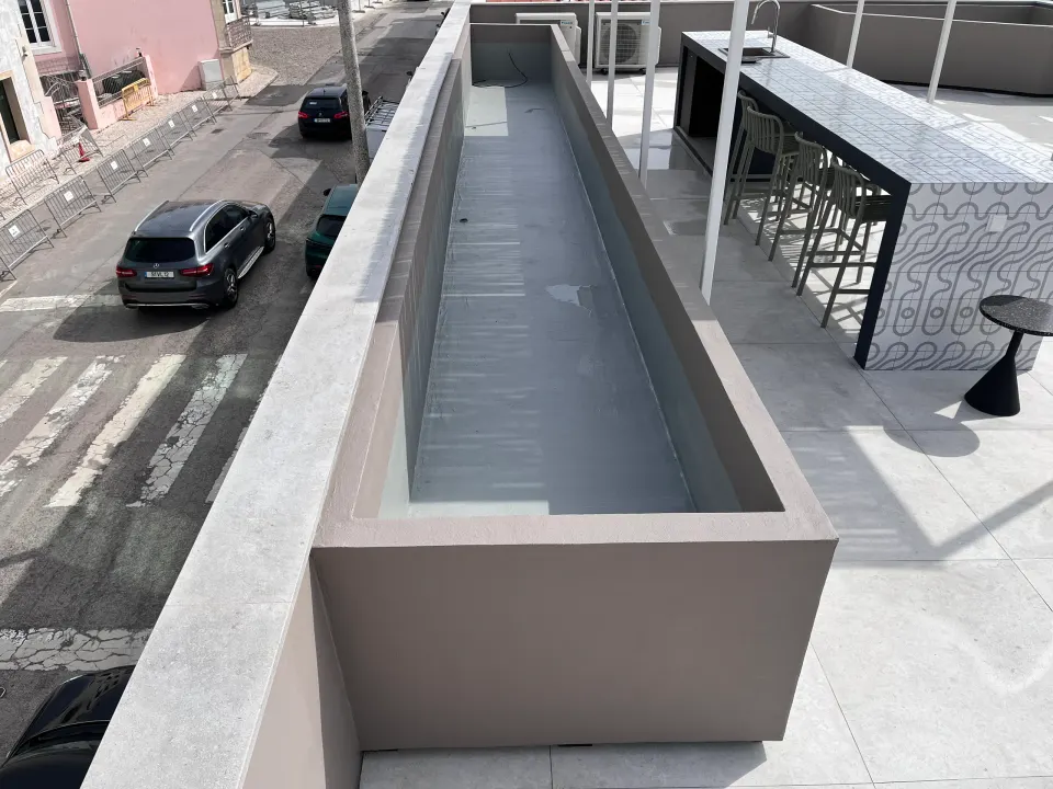 Terraço com floreiras e jacuzzi