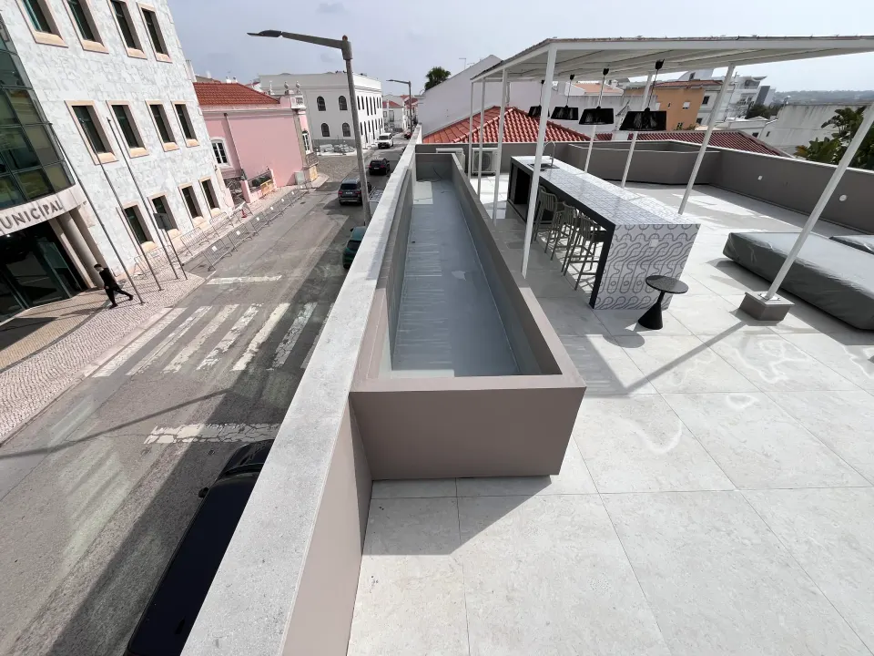 Terraço com floreiras e jacuzzi