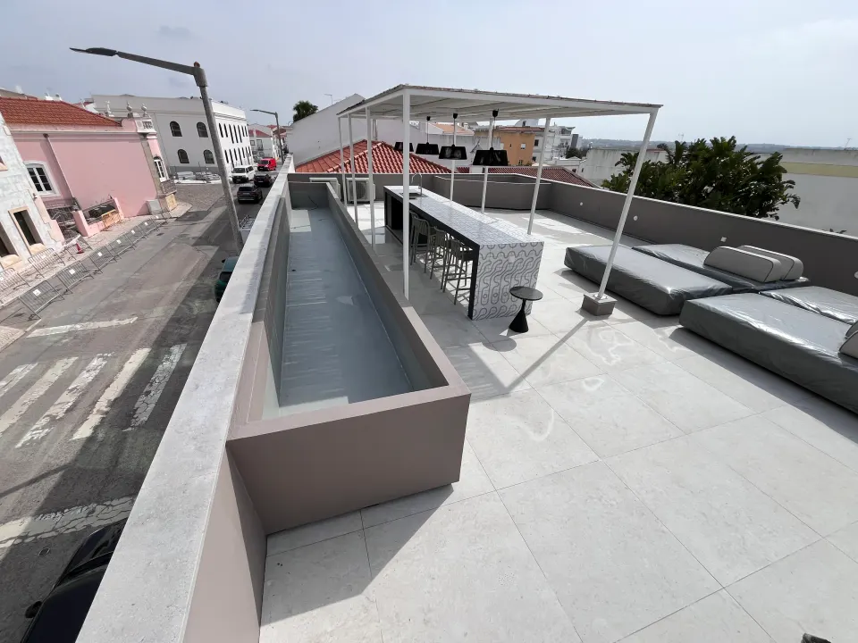 Terraço com floreiras e jacuzzi