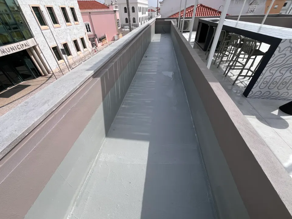 Terraço com floreiras e jacuzzi