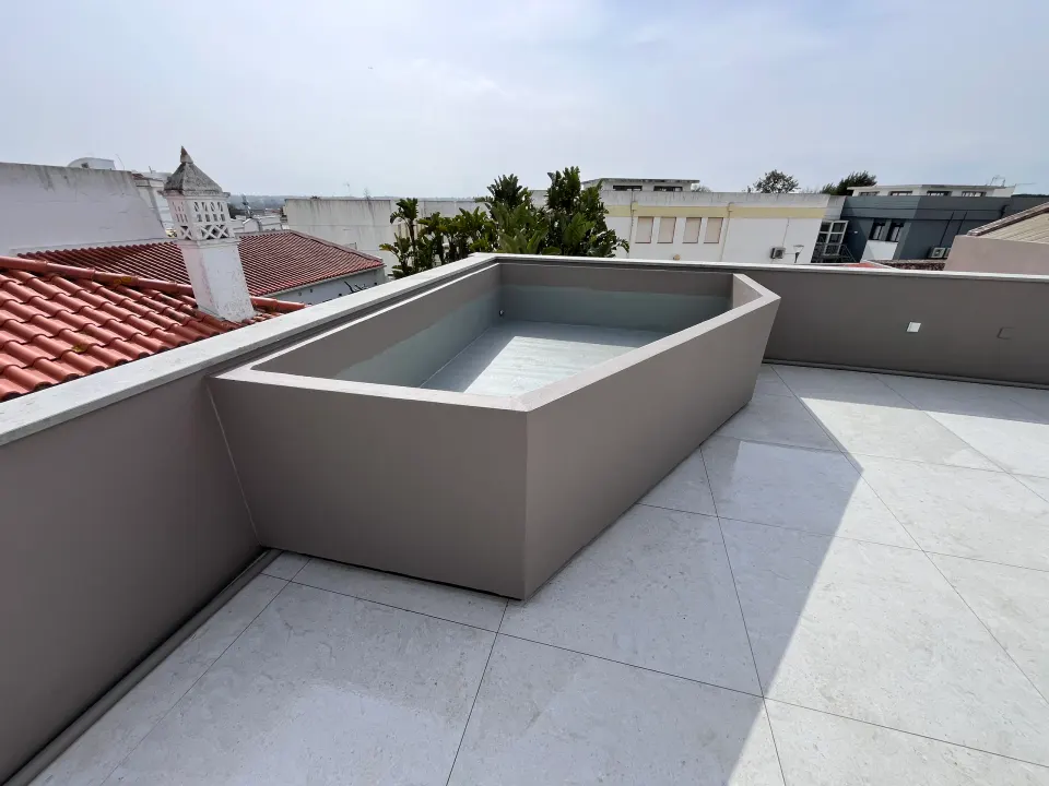 Terraço com floreiras e jacuzzi