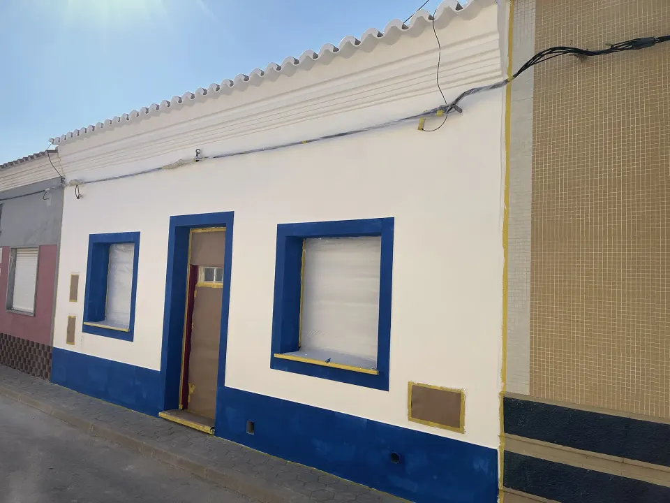 Algarve house: facade and patio