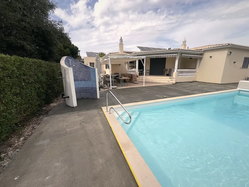 Swimming pool: surrounding paving