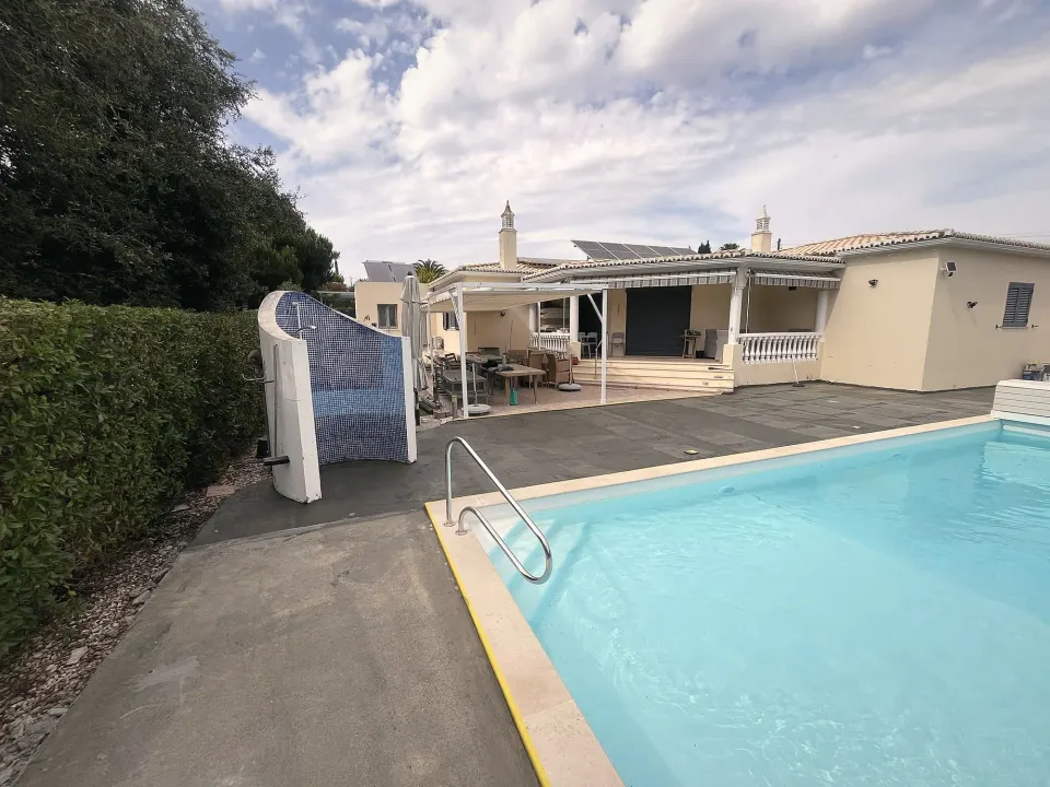 Piscina: pavimento à volta