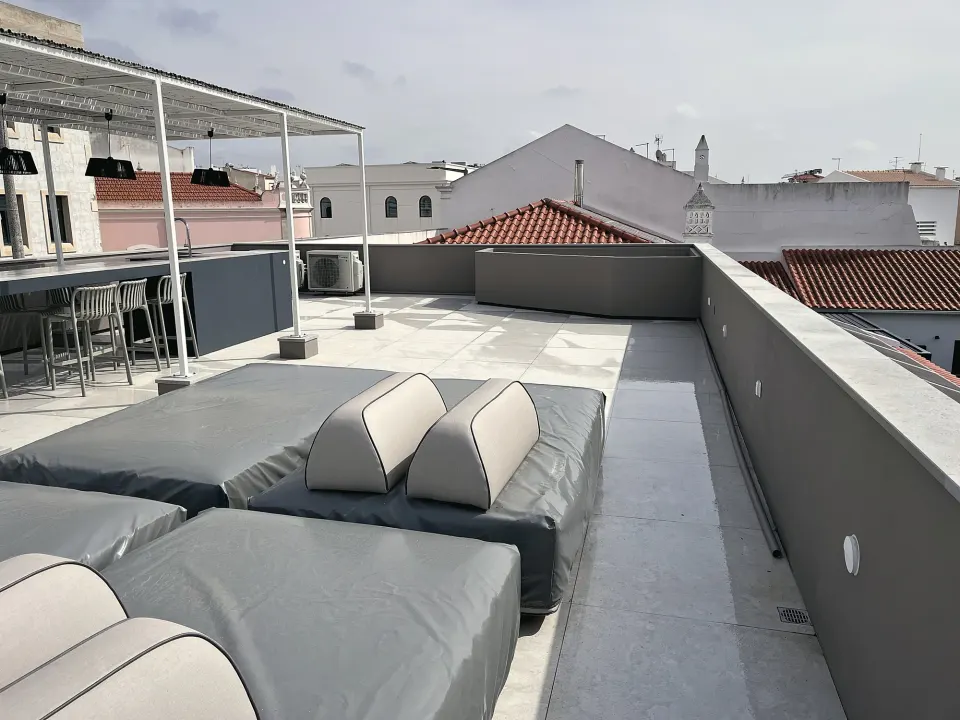 Terraço com floreiras e jacuzzi