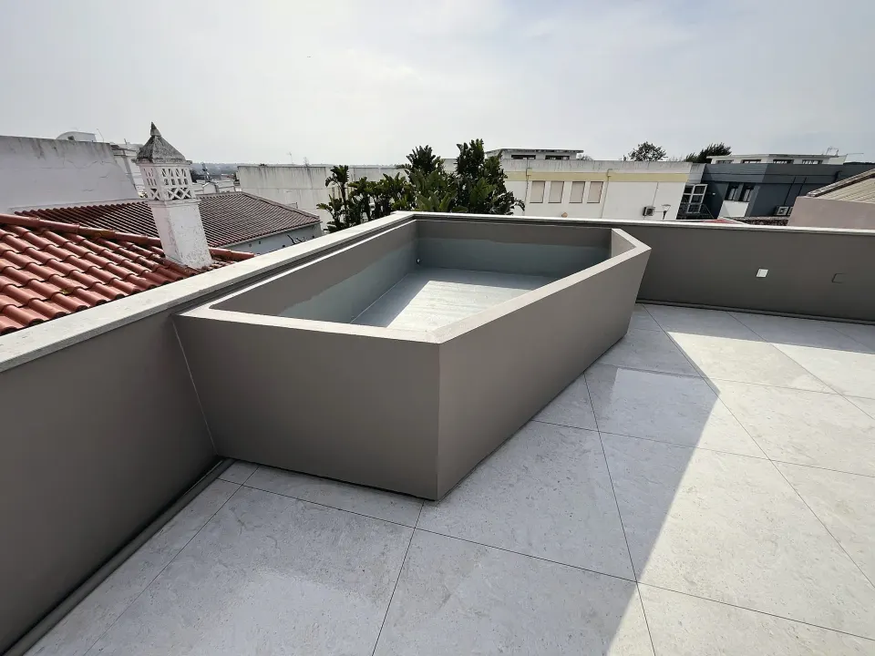 Terraço com floreiras e jacuzzi